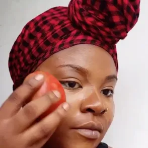 ¡Adiós brochas! Llega el tutorial que te enseña a aplicar maquillaje con un tomate