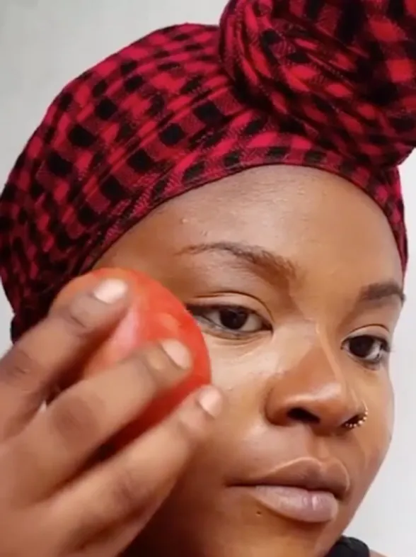 ¡Adiós brochas! Llega el tutorial que te enseña a aplicar maquillaje con un tomate
