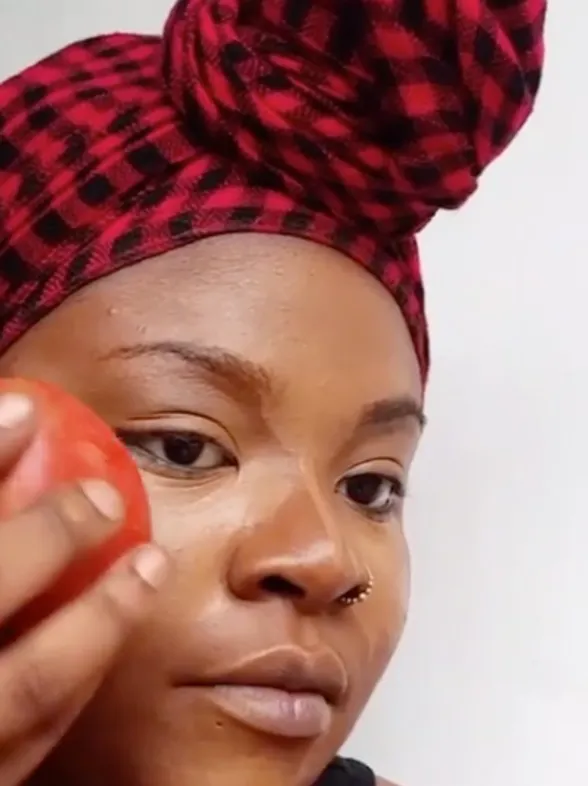 ¡Adiós brochas! Llega el tutorial que te enseña a aplicar maquillaje con un tomate