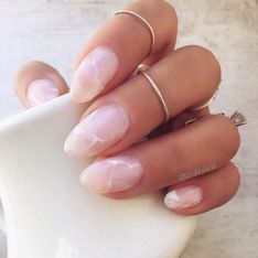 El cuarzo rosa llega a tus uñas: el nail art de esta primavera