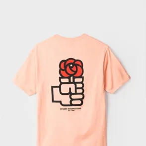Urban Outfitters pone a la venta una camiseta con el logo del PSOE
