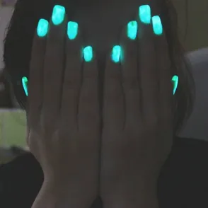 Unhas que brilham no escuro? Melhor tomar cuidado com receitas caseiras que criam o efeito