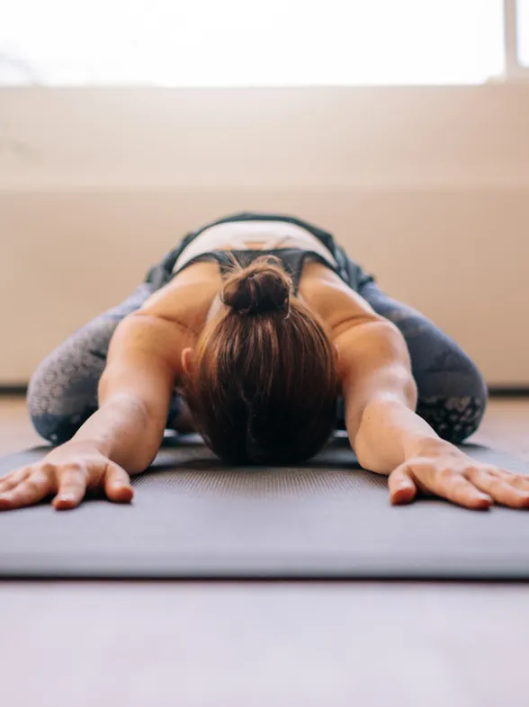6 posturas de yoga para aliviar el dolor menstrual