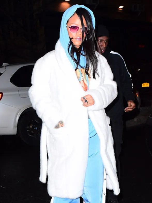 Rihanna y su conjunto extravagante, peor look de la semana