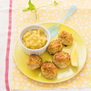 ¡Receta exprés! Albóndigas de pollo con puré de manzana al microondas