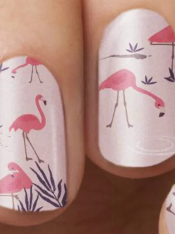Impossível não se apaixonar pelas nail arts de flamingos
