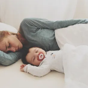 Colecho: ¿es bueno compartir la cama con el bebé?