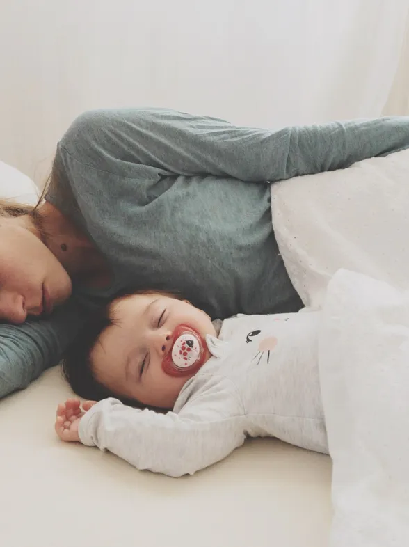 Colecho: ¿es bueno compartir la cama con el bebé?