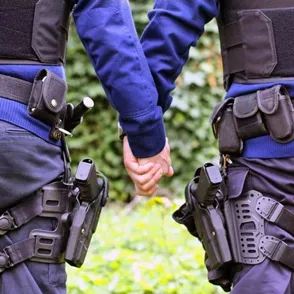#allemannenhandinhand, hombres de la mano para luchar contra la homofobia