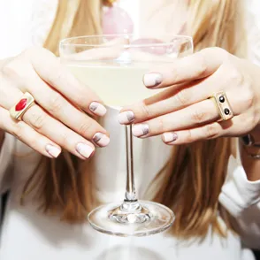 ¡Un brindis por el primer esmalte comestible con sabor a vino!