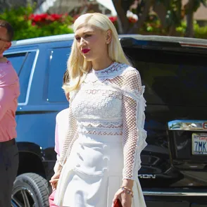 Gwen Stefani "de punta en blanco", el peor look de la semana