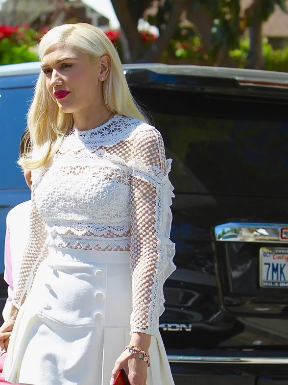 Gwen Stefani "de punta en blanco", el peor look de la semana
