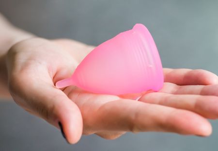 A Lille, distribution de coupes menstruelles pour les femmes sans-abri