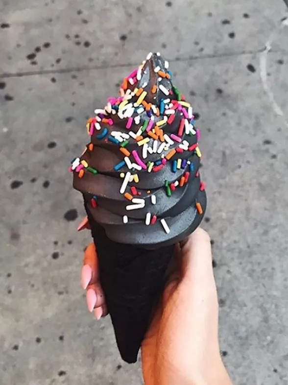 ¿Refrescarías tu verano con este helado negro?