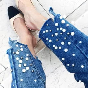 Denim + perlas: la combinación que es tendencia y querrás ya en tu armario