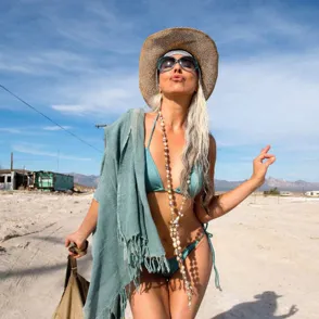 Tiene 60 años, sigue trabajando como modelo y está más sexy que nunca