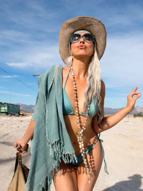 Tiene 60 años, sigue trabajando como modelo y está más sexy que nunca