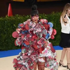 Rihanna y su oda a las flores, peor look de la semana