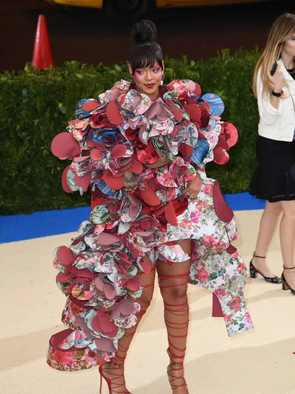 Rihanna y su oda a las flores, peor look de la semana