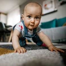 Entwicklungsphasen beim Baby: Wann kann es krabbeln, 'Mama' sagen und Co?