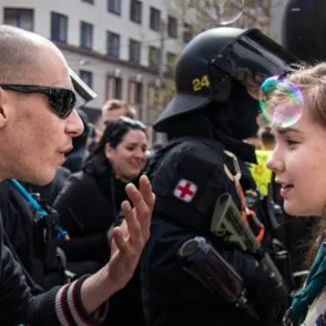 ¿Has visto la imagen viral de una pequeña scout plantándole cara a un neonazi?