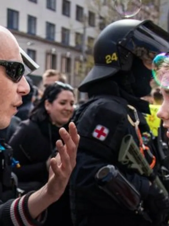 ¿Has visto la imagen viral de una pequeña scout plantándole cara a un neonazi?