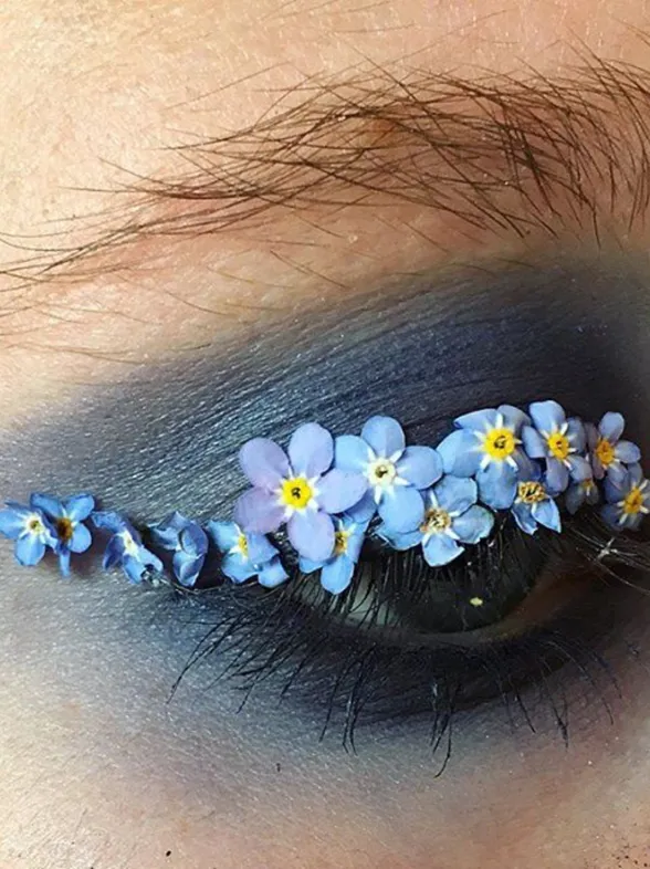 Las flores inundan el maquillaje de ojos