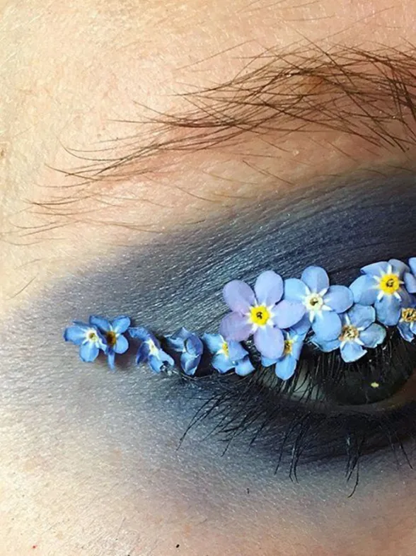 Las flores inundan el maquillaje de ojos