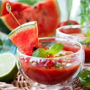 Las 4 sopas frías que refrescarán tus noches de verano