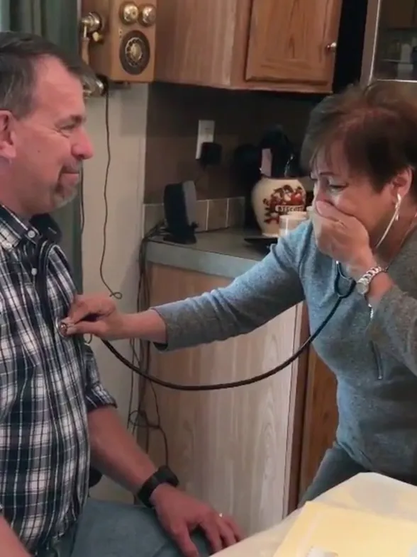 La emoción de una madre al escuchar el corazón de su hijo en otro hombre