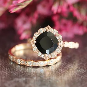 13 anillos de compromiso de color negro para novias no tradicionales