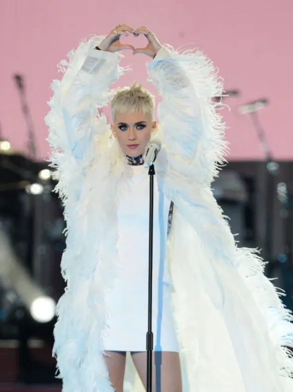 Katy Perry y su vestido homenaje a las víctimas de Manchester, mejor look de la semana