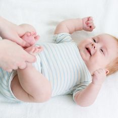Massaggiare i piedini dei vostri bimbi nei punti giusti può aiutarli a curare dolori e fastidi. Ecco come!