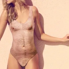 OMG! El bañador que imita el cuerpo de un hombre con pelo en pecho es una realidad