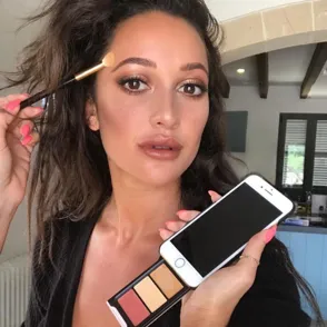 Una funda de móvil con paleta de maquillaje incluida que enamorará a las adictas al selfie