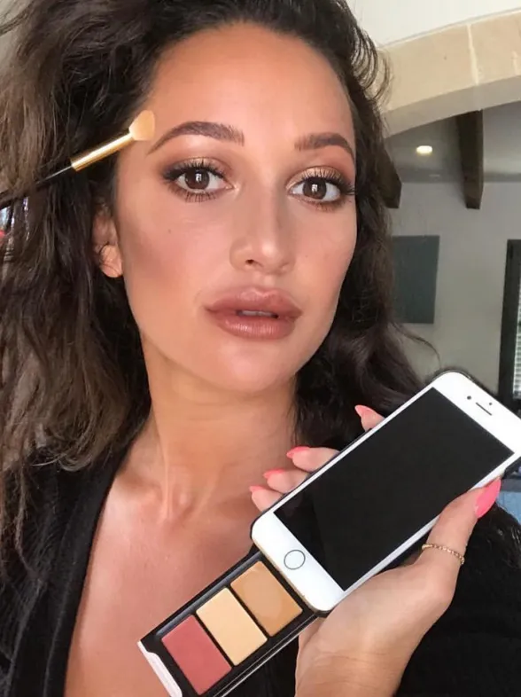 Una funda de móvil con paleta de maquillaje incluida que enamorará a las adictas al selfie