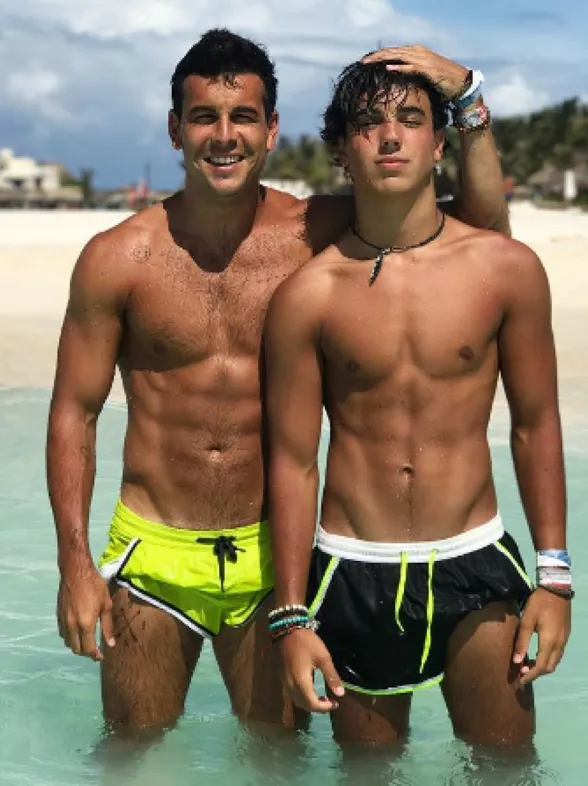 Los hermanos Casas lucen cuerpo para subir la temperatura