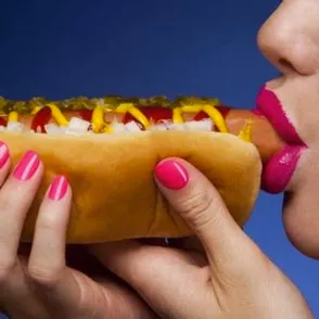 A Waitress Used A Hot Dog As A Tampon Then Watched A Customer Eat It