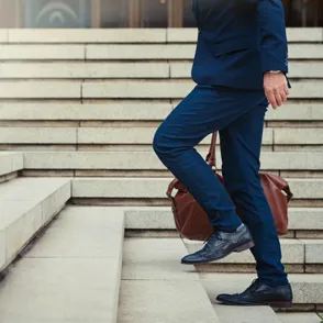Hombres con pantalones cortos al trabajo, ¿sí o no?