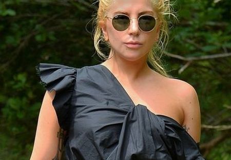 WTF ?! Lady Gaga part en randonnée en talons aiguilles et jupe longue (Photos)