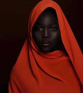 Nyakim Gatwech, a 'Rainha da Escuridão', usa seu Insta para celebrar a beleza da pele negra