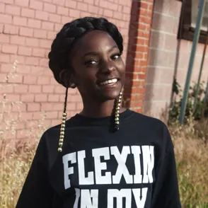 Con tan solo 10 años esta niña crea una marca de moda contra el racismo