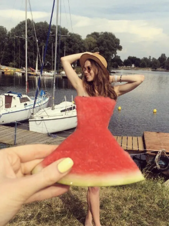 Una sandía como vestido, ¡descubre el nuevo juego de Instagram!