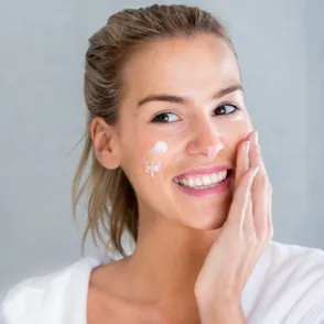 ¿Por qué debes elegir siempre una crema antiedad con protección solar?