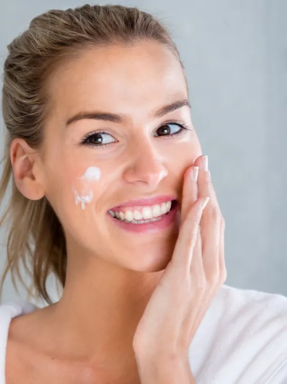 ¿Por qué debes elegir siempre una crema antiedad con protección solar?