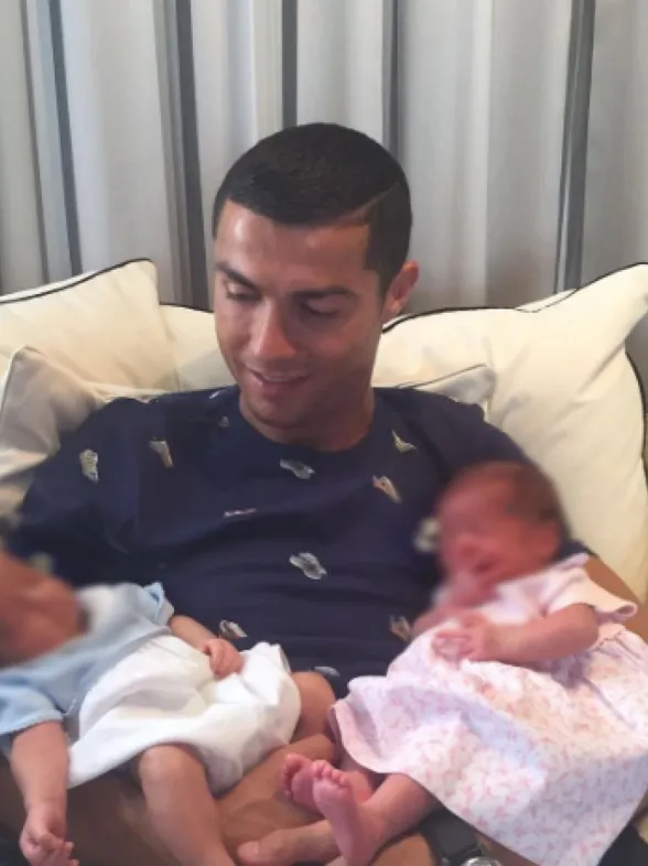 Cristiano Ronaldo presenta a sus dos hijos mellizos