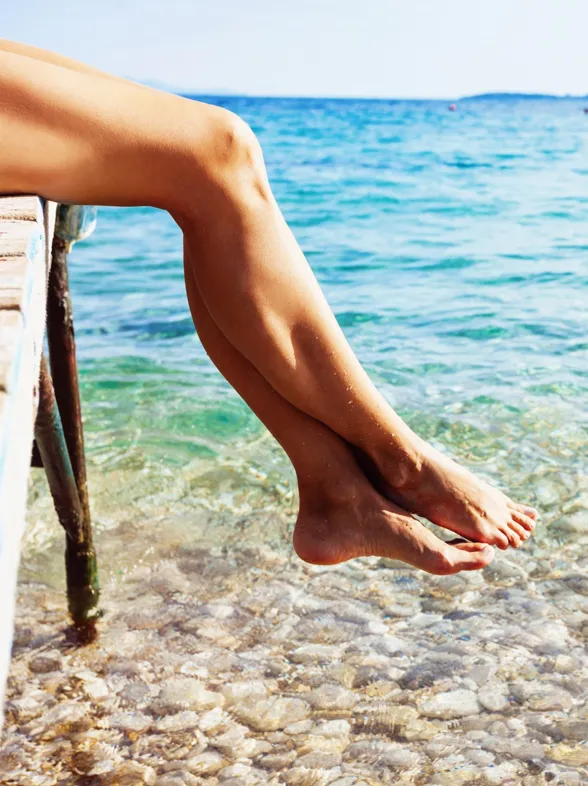 6 formas de combatir la hinchazón de piernas en verano