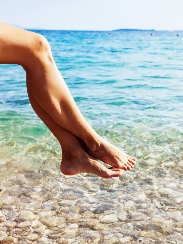 6 formas de combatir la hinchazón de piernas en verano