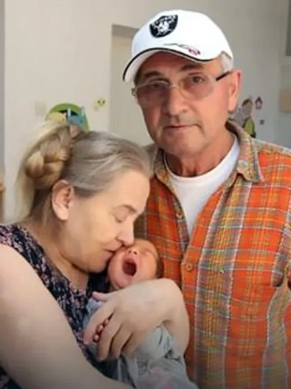 Una mujer da a luz a una niña a los 60 años y su marido la abandona