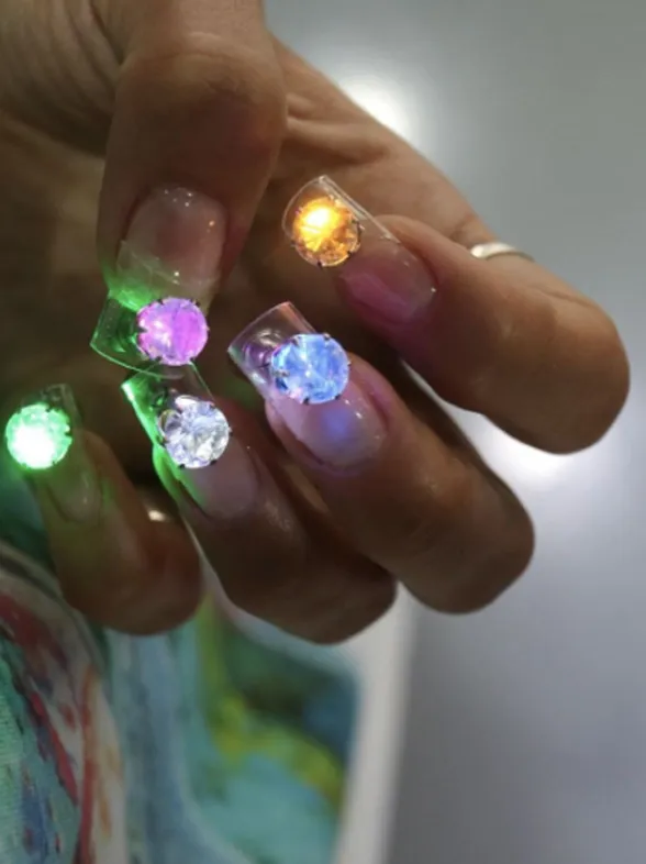 Conviértete en la reina de la pista con las uñas LED
